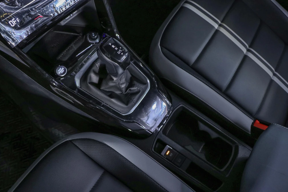 خرید و فروش فولکس T-ROC 300 مدل 2024 نقد و اقساط