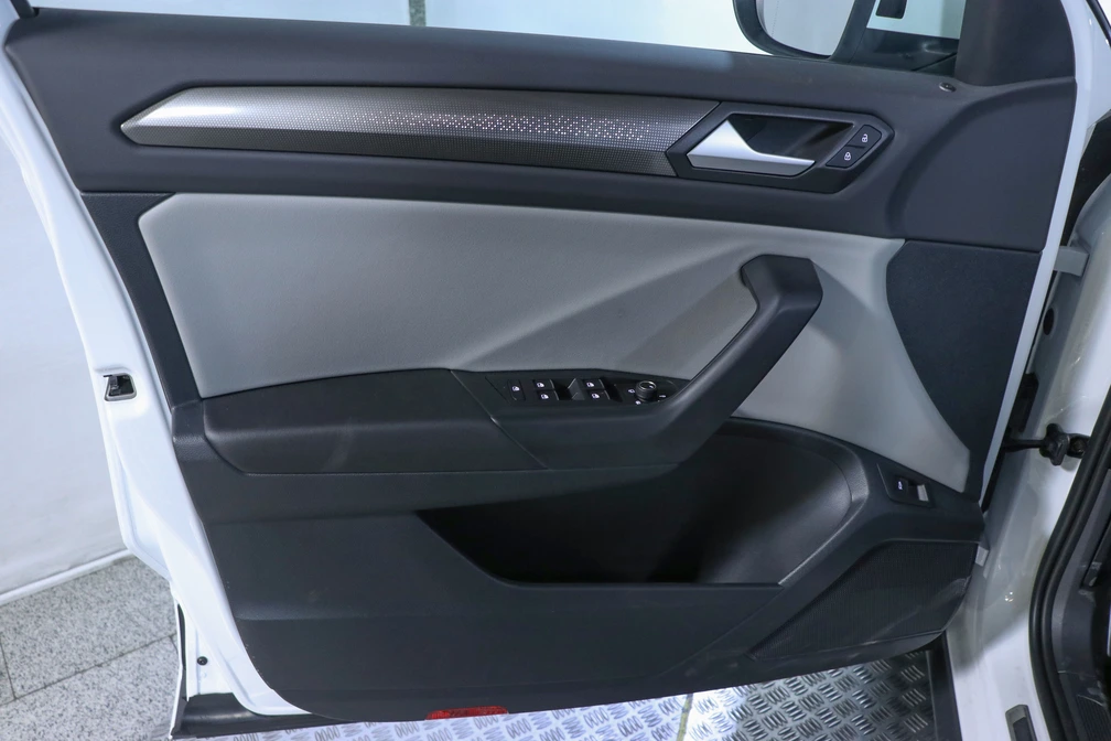 خرید و فروش فولکس T-ROC 300 مدل 2024 نقد و اقساط