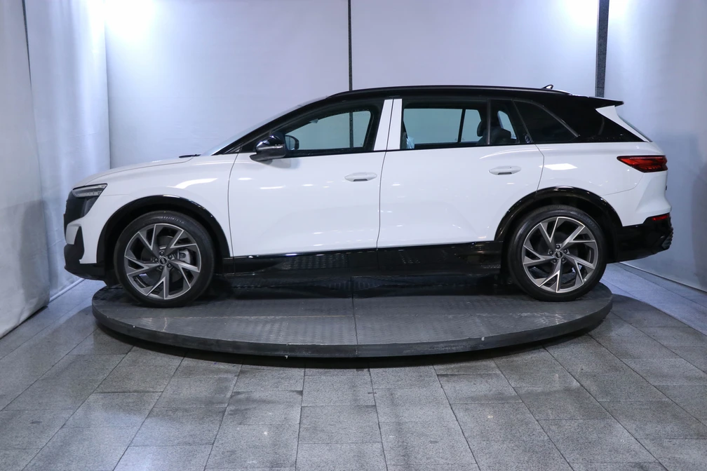 خرید و فروش آئودی q5etron سیلور پکیج - لو آپشن مدل 2024 نقد و اقساط خرید و فروش آئودی q5etron سیلور پکیج - لو آپشن مدل 2024 نقد و اقساط