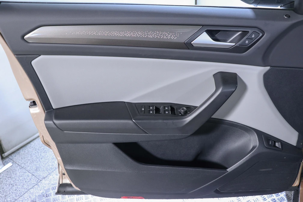 خرید و فروش فولکس T-ROC 300 مدل 2024 نقد و اقساط