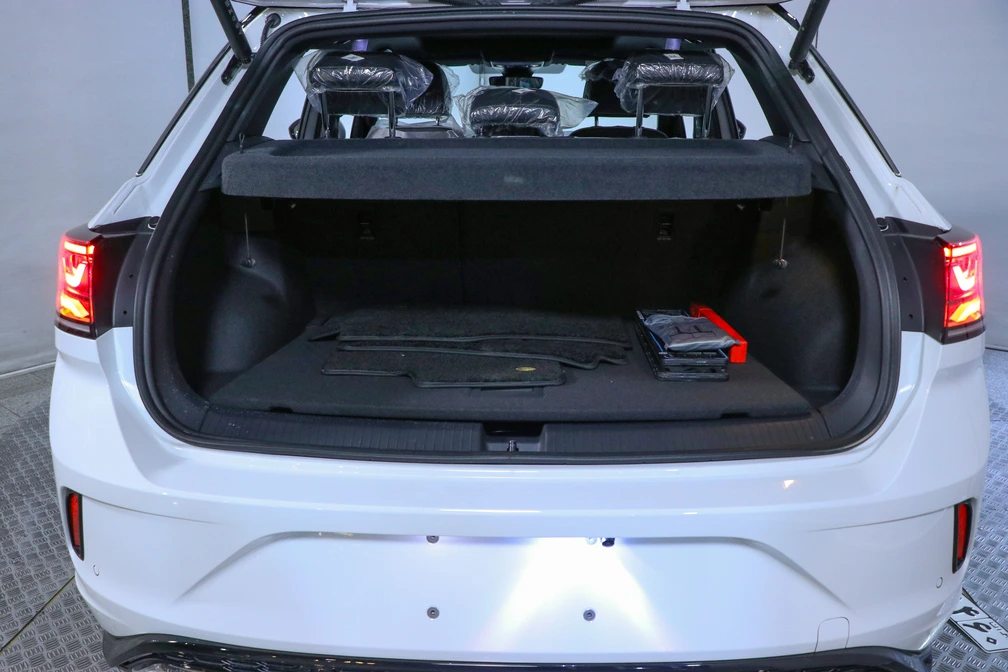 خرید و فروش فولکس T-ROC 300 مدل 2024 نقد و اقساط