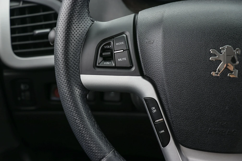 خرید و فروش پژو 207 اتوماتیک سقف شیشه ای مدل 1403 نقد و اقساط