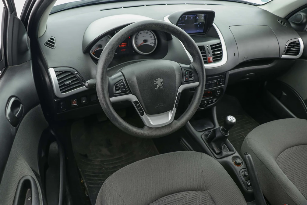 خرید و فروش پژو 207 دنده ای سقف شیشه ای مدل 1401 نقد و اقساط