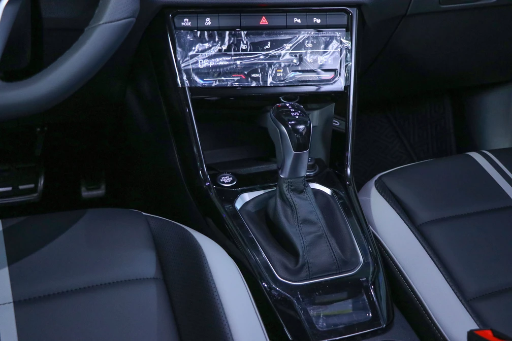 خرید و فروش فولکس T-ROC 300 مدل 2024 نقد و اقساط