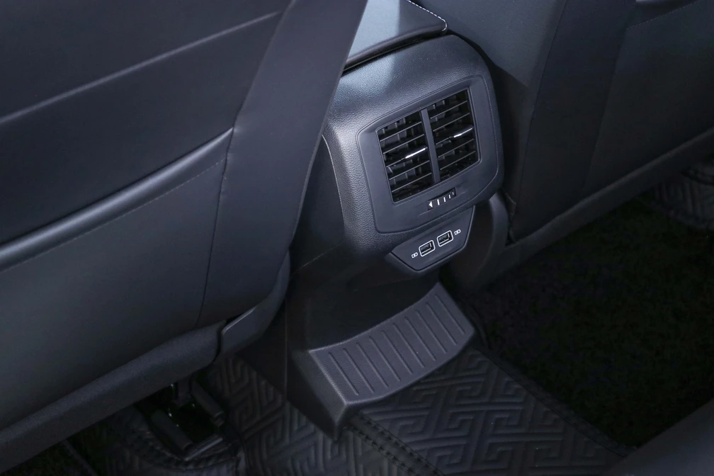 خرید و فروش فولکس T-ROC 300 مدل 2024 نقد و اقساط