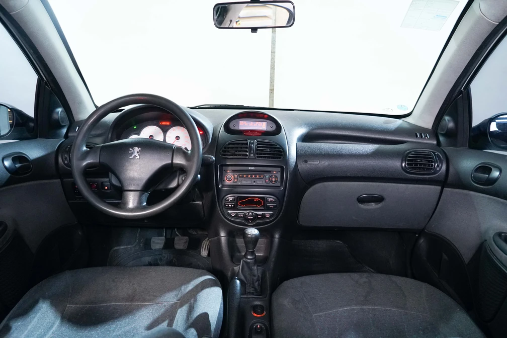 خرید و فروش پژو 206 صندوقدار V8 مدل 1395 نقد و اقساط