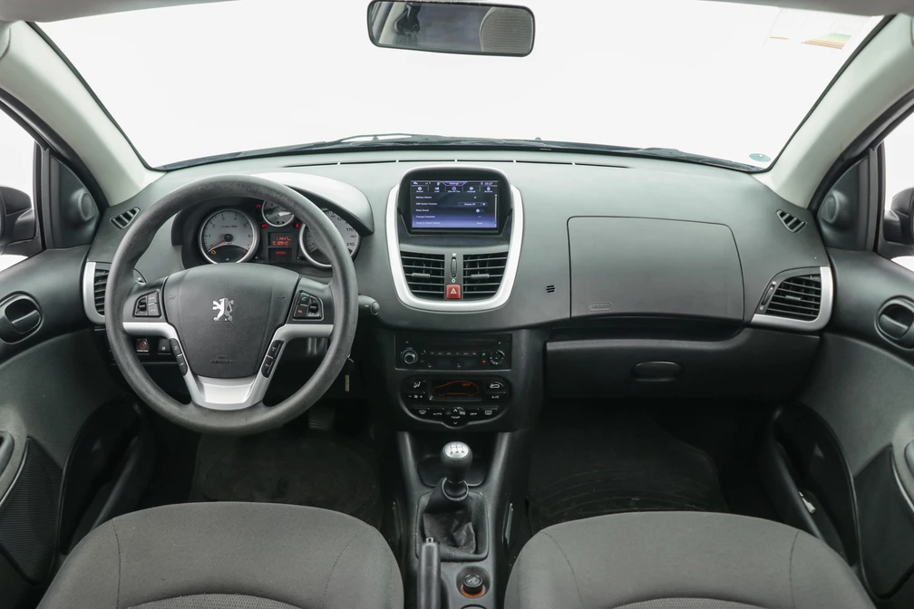 خرید و فروش پژو 207 دنده ای سقف شیشه ای مدل 1401 نقد و اقساط