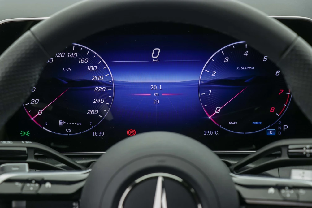 خرید و فروش بنز کلاس C 200 L مدل 2025 نقد و اقساط