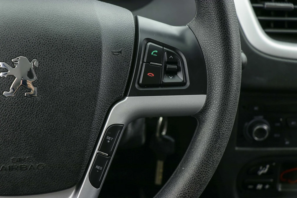 خرید و فروش پژو 207 دنده ای سقف شیشه ای مدل 1401 نقد و اقساط