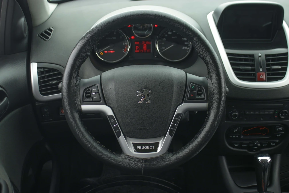 خرید و فروش پژو 207 اتوماتیک سقف شیشه ای مدل 1404 نقد و اقساط