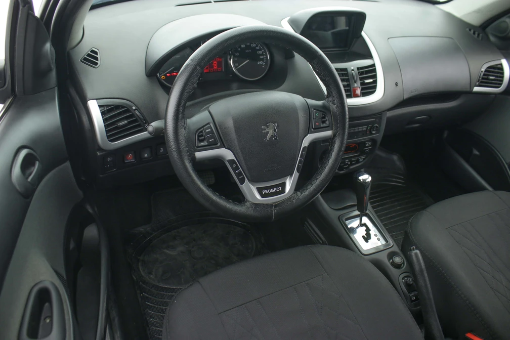 خرید و فروش پژو 207 اتوماتیک سقف شیشه ای مدل 1404 نقد و اقساط