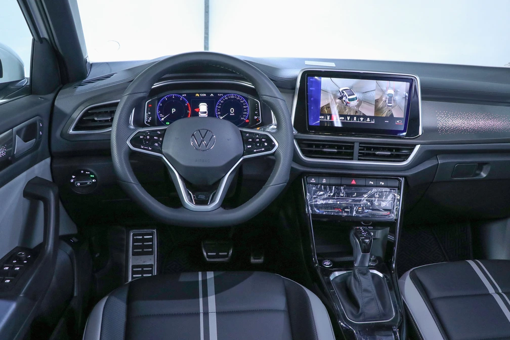 خرید و فروش فولکس T-ROC 300 مدل 2024 نقد و اقساط